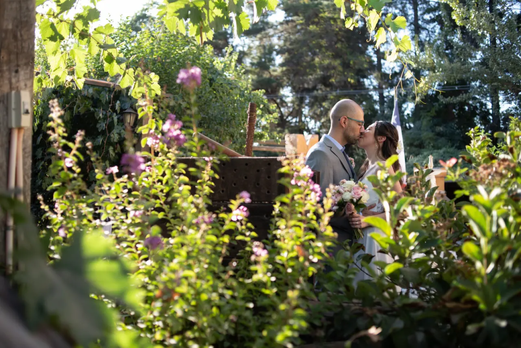 Novios celebrando su boda en entorno natural de Pirque
